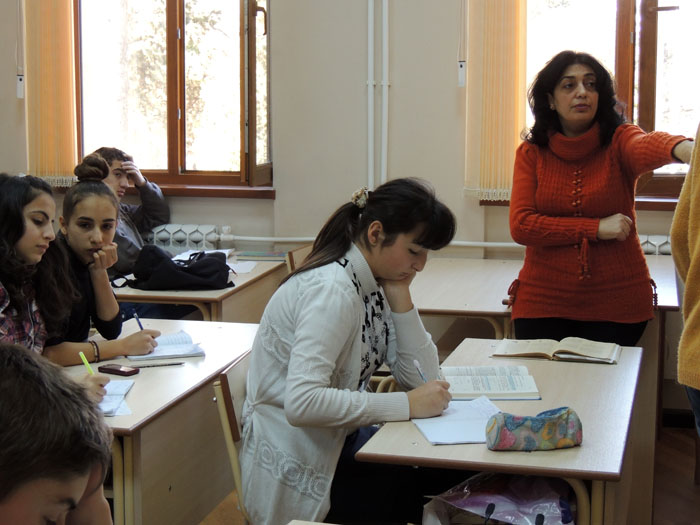 Эльвира (на переднем плане). Эльвира (на переднем плане).