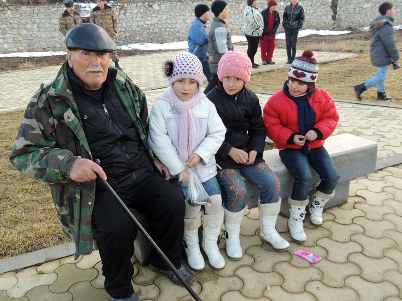 Дедушка с внучатами пришёл на праздник. Дедушка с внучатами пришёл на праздник.