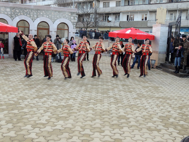 Выступает госсансамбль НКР. Выступает госсансамбль НКР.