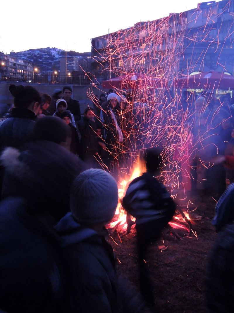 Молодёжь прыгает через костёр. Молодёжь прыгает через костёр.