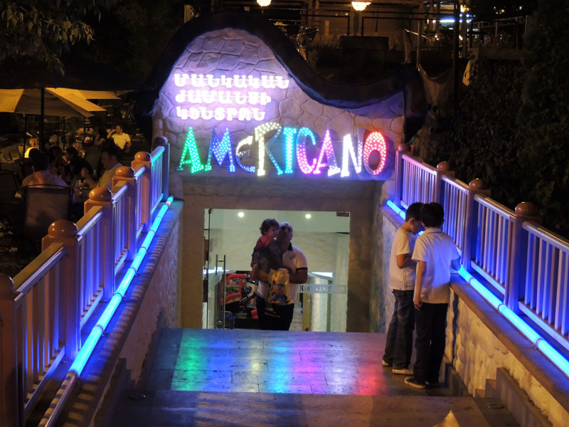 Вход в  &laquo;Детский развлекательный центр Американо&raquo;