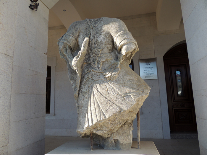 Скульптура перед картинной галереей г.Шуши. Скульптура перед картинной галереей г.Шуши.