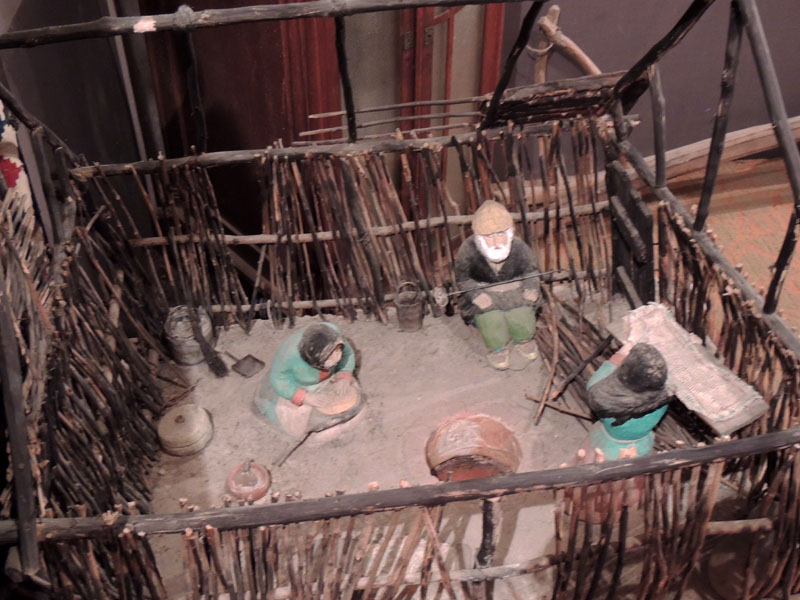 Макет. Пекут хлеб в тонире.