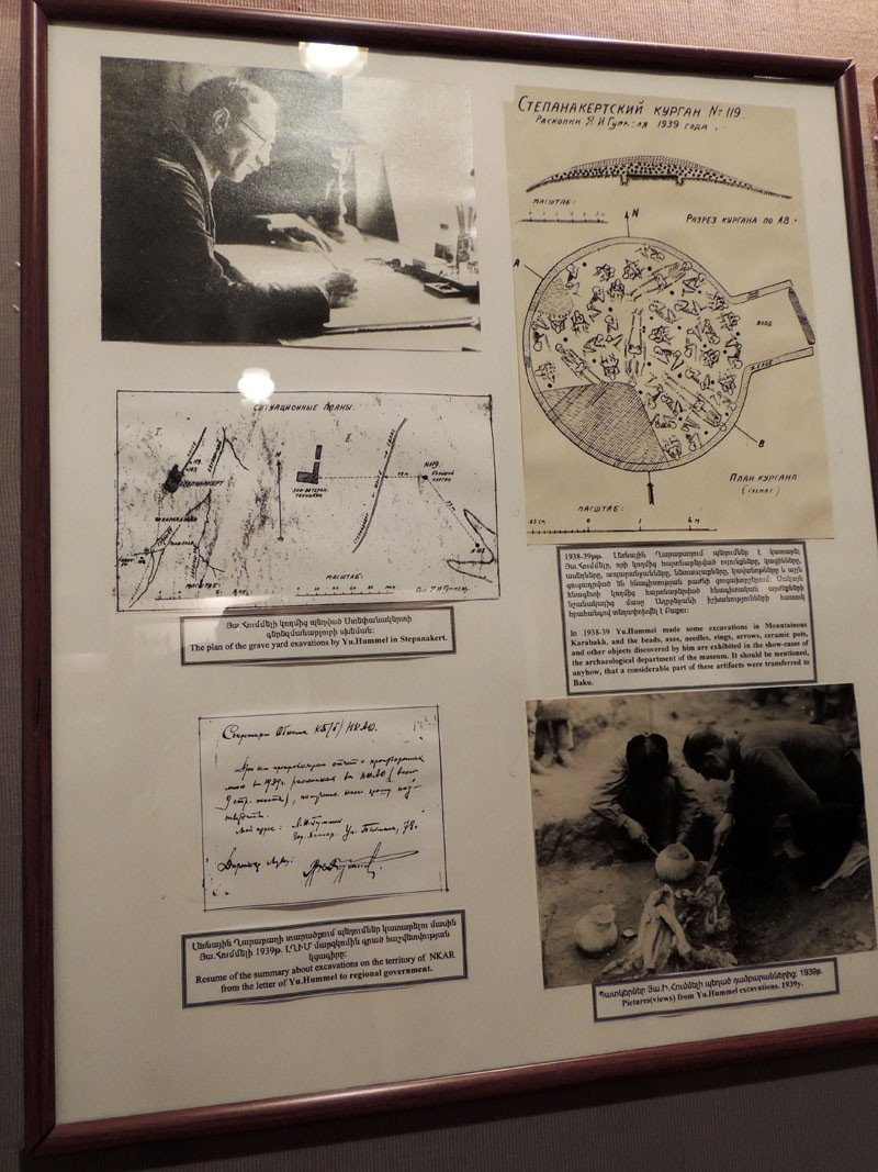 Стенд посвящённый распокам Степанакертского кургана Я.Гуммелем. Стенд посвящённый распокам Степанакертского кургана Я.Гуммелем.