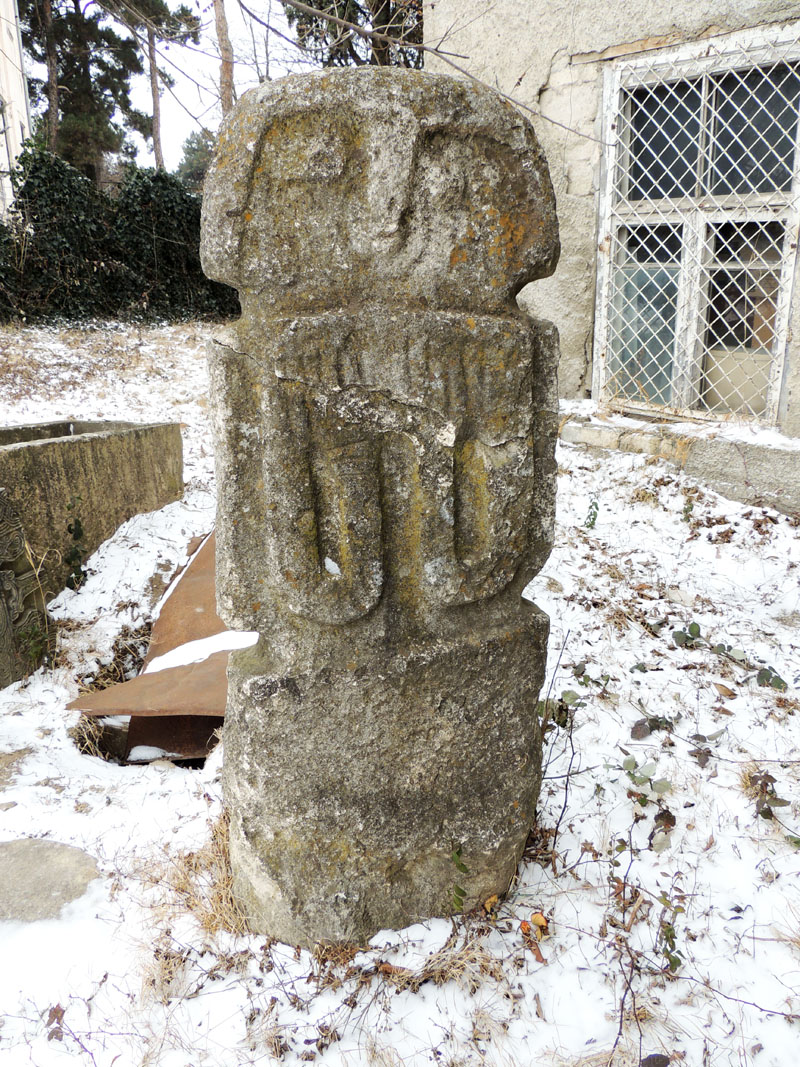 Надгробный камень. В основном такие камни были Надгробный камень. В основном такие камни были