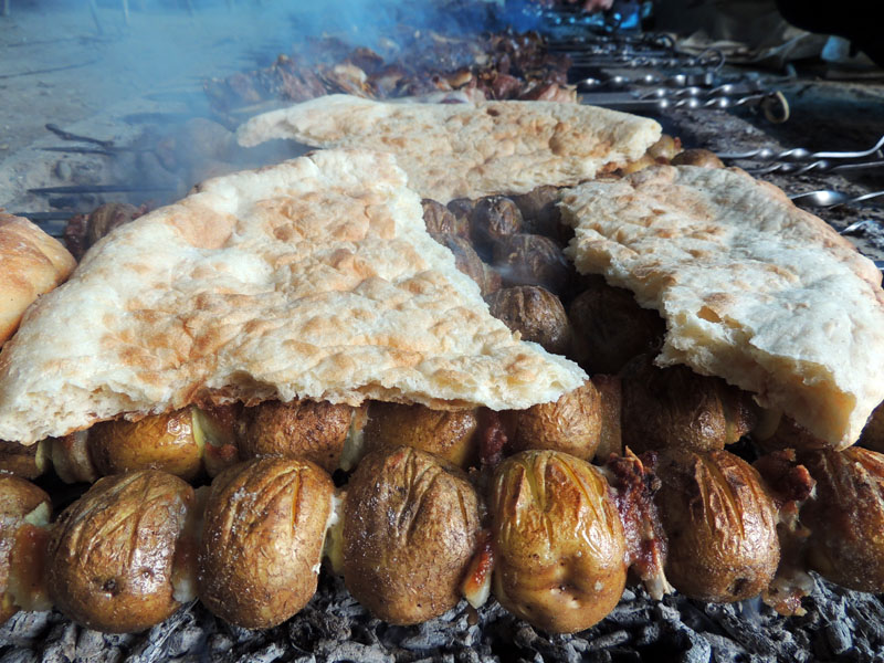 Почти всё готово, к тому времени можно подогреть деревенский хлеб, вкус которого поймёт только то, кто его ел.