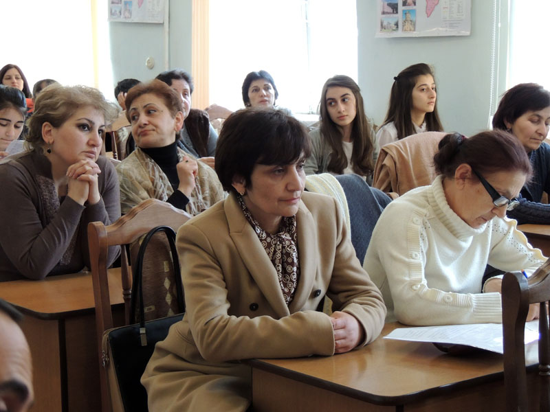 Сосредоточенно слушают детей, написавших сочинения... Сосредоточенно слушают детей, написавших сочинения...