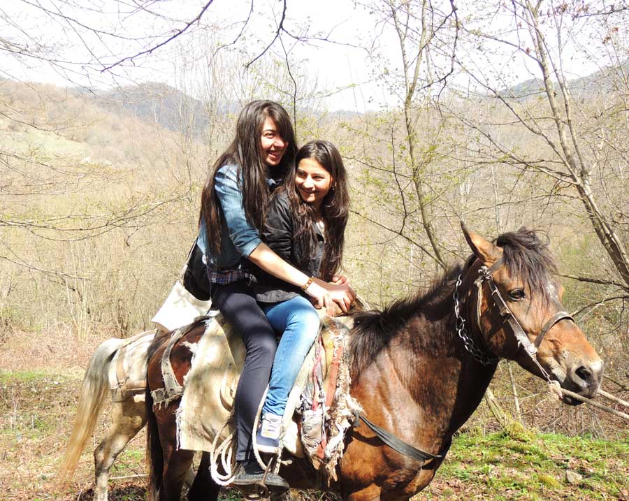 Для уставших девочек были готовы лошадки. Для уставших девочек были готовы лошадки.