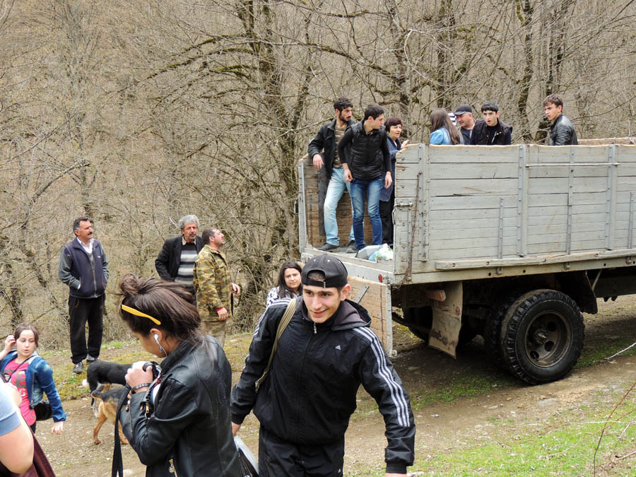 Спустились с гор в ущелье, выгружаемся с машины... Спустились с гор в ущелье, выгружаемся с машины...
