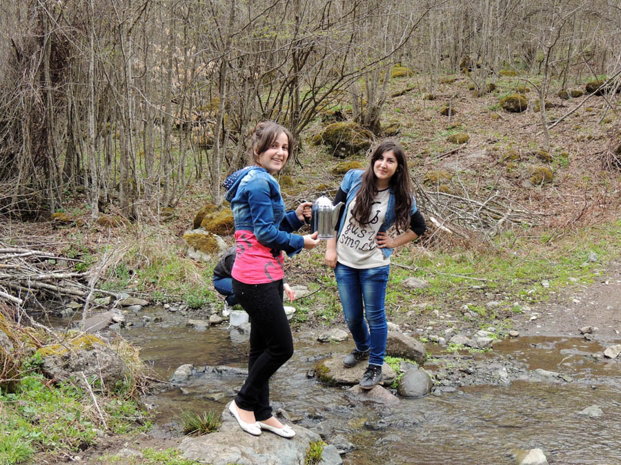 Девочки, помогая Алле набирать воду, успевают и позировать перед обективом фотоаппарата. Вода в этом ручее чистейшая, холодная и её можно спокойно пить. Девочки, помогая Алле набирать воду, успевают и позировать перед обективом фотоаппарата. Вода в этом ручее чистейшая, холодная и её можно спокойно пить.