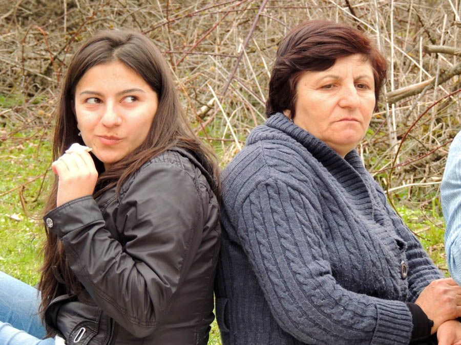 Классный руководитель 12 класса Аскеранской школы Эдьмира Арутюнян со своей любимой ученицей. Классный руководитель 12 класса Аскеранской школы Эдьмира Арутюнян со своей любимой ученицей.