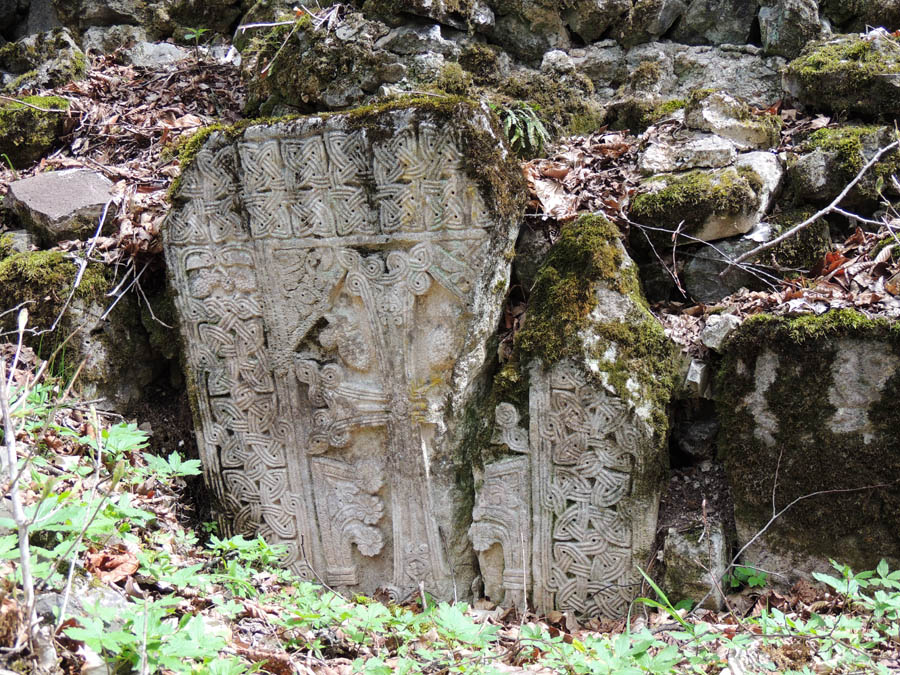 Хачкары монастыря "Охты ехцы". Хачкары монастыря "Охты ехцы".