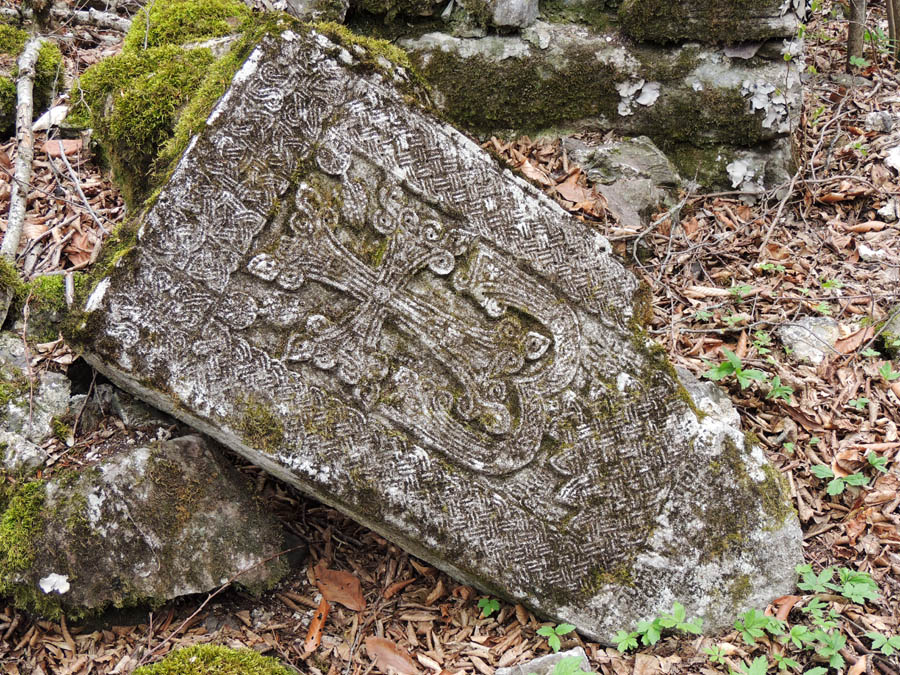 Хачкары монастыря "Охты ехцы". Хачкары монастыря "Охты ехцы".