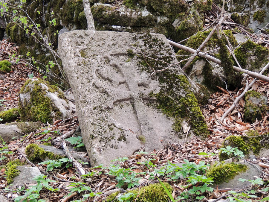 Хачкары монастыря "Охты ехцы". Хачкары монастыря "Охты ехцы".