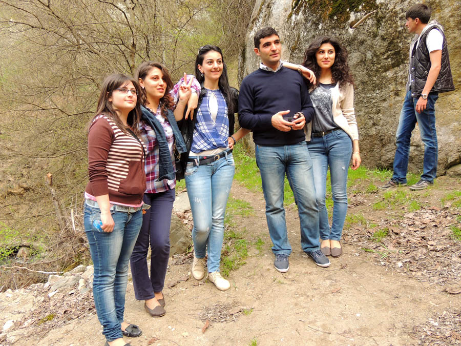 В самом ущелье. Группа из Сисиана (Армения). В самом ущелье. Группа из Сисиана (Армения).