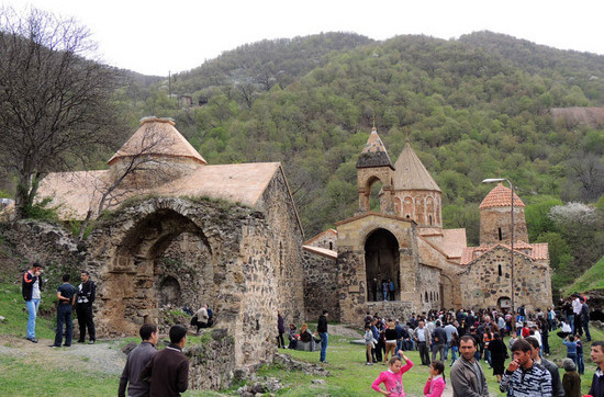 Монастырь Дади. Люди начинают собираться... Монастырь Дади. Люди начинают собираться...