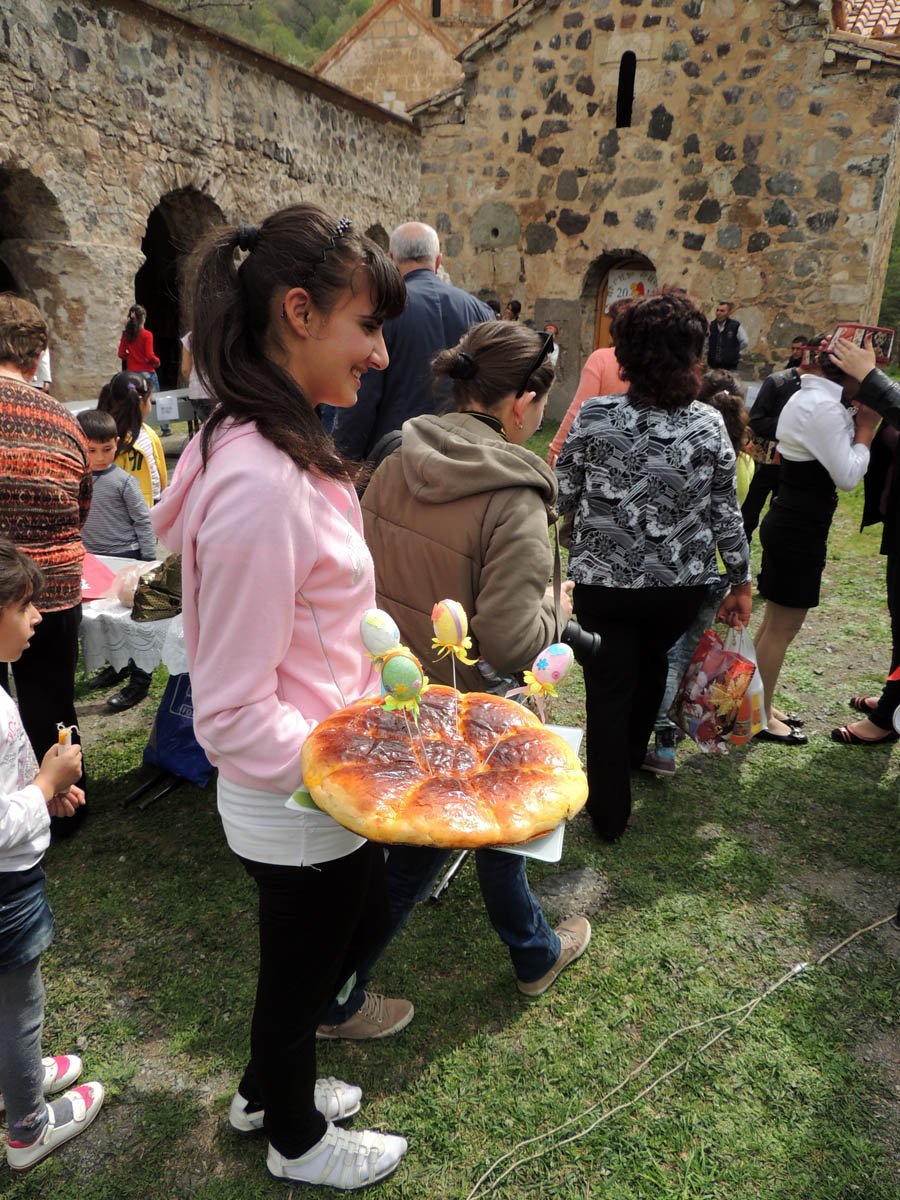 Девочка принесла пирог, испечённый ею. Девочка принесла пирог, испечённый ею.