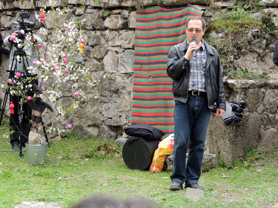 Александр Тананян открывает мероприятие, рассказывая о Свтлом Празднике... Александр Тананян открывает мероприятие, рассказывая о Свтлом Празднике...