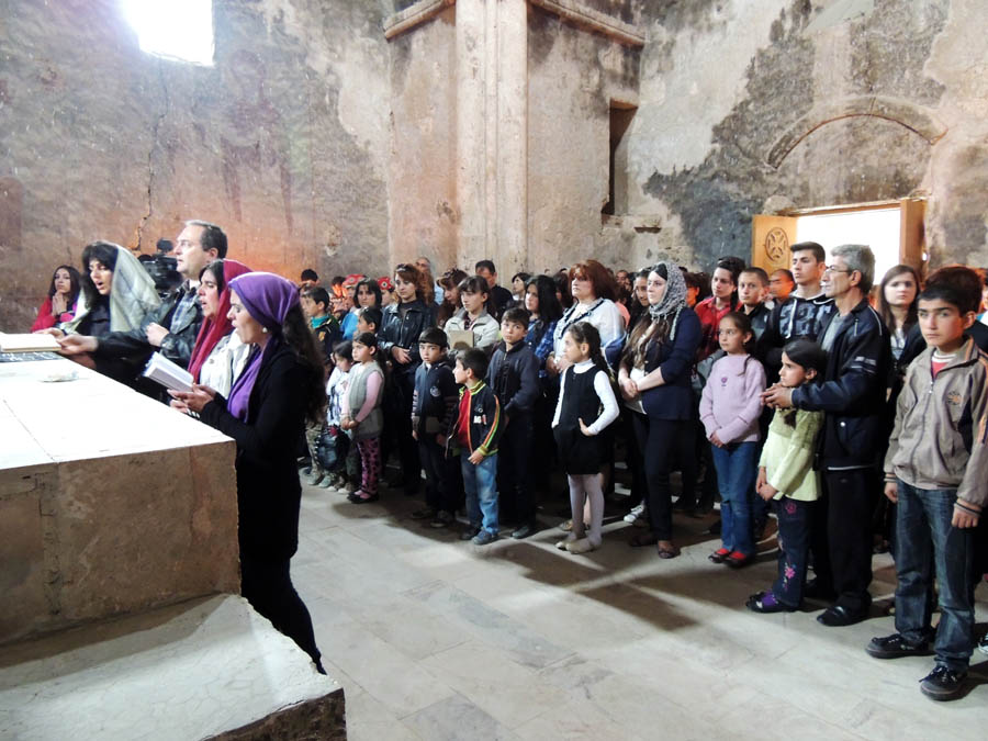 В монастыре. Алекс с супругой и своячницами поёт шараканы. В монастыре. Алекс с супругой и своячницами поёт шараканы.