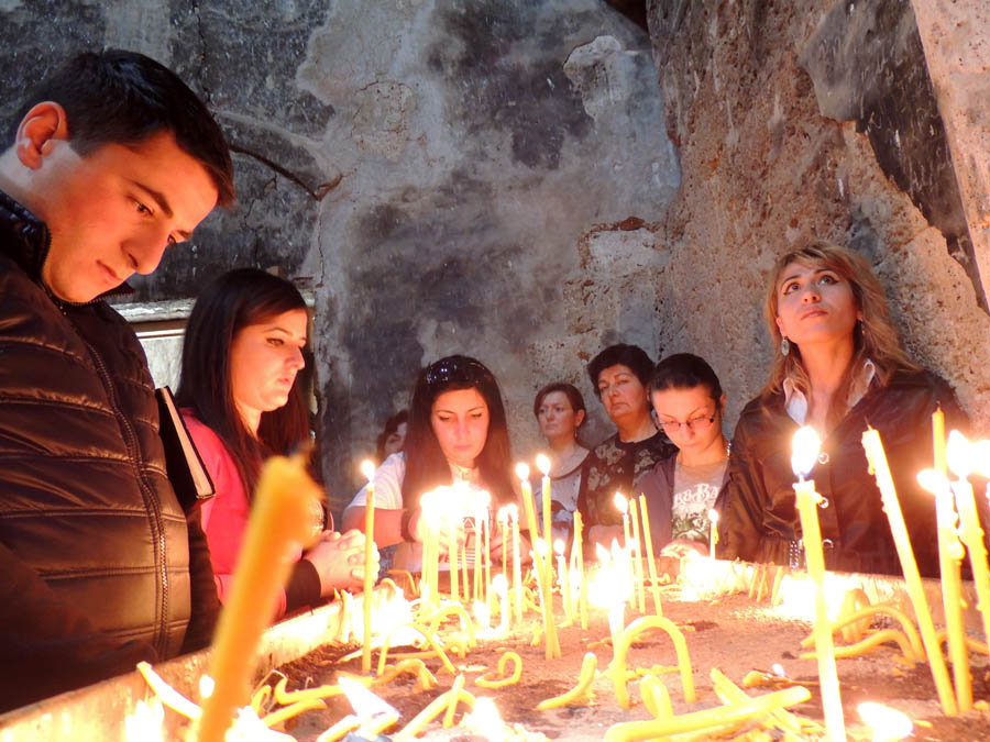 Прихожане зажигают свчи, благославят Бога... Прихожане зажигают свчи, благославят Бога...