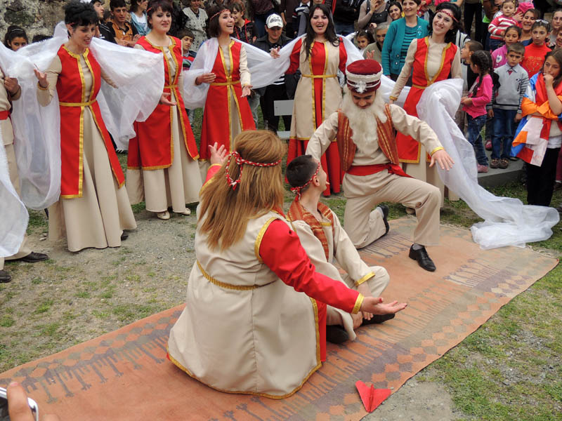Сцена из спектакля «Сасунци Давид». Сцена из спектакля «Сасунци Давид».