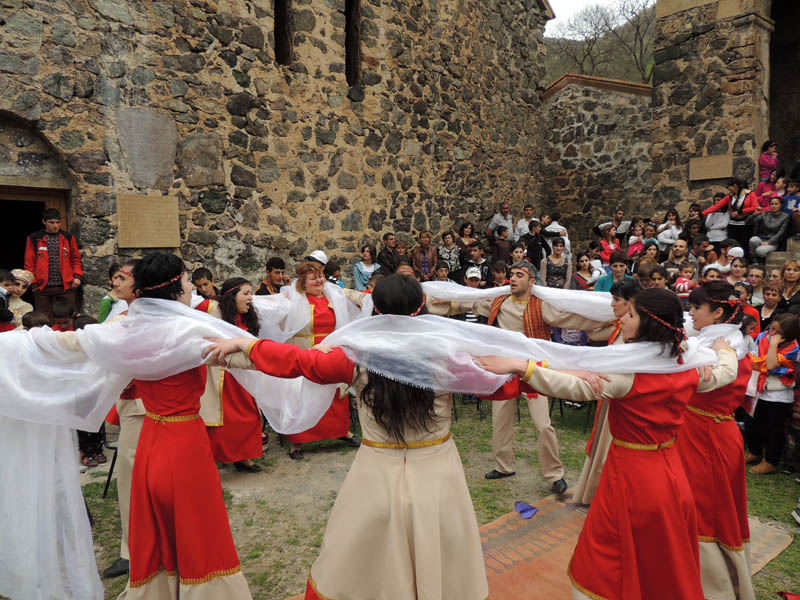 Сцена из спектакля «Сасунци Давид». Сцена из спектакля «Сасунци Давид».