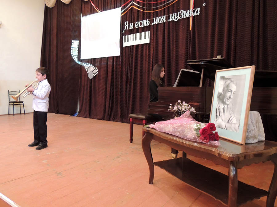 Самый маленький участник играет на трубе произведение Микаэла Таривердиева. Самый маленький участник играет на трубе произведение Микаэла Таривердиева.