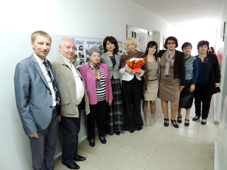 На память с преподавателями кафедры русского языка и литературы АрГУ. На память с преподавателями кафедры русского языка и литературы АрГУ.