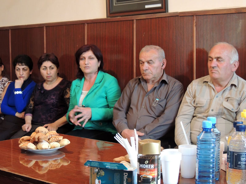 Алвард Агаронян, зам. директора средней школы №2 г.Мартуни по воспитательной части; "&laquo;В любой работе очень важна дисциплина, в школе тем более. Я подчеркиваю положительную роль школьной формы, каким-то образом ученикам надо запретить иметь у себя сотовые телефоны. Также, экзаменационными тестами невозможно полностью определить  знание ученика. Надо подумать над этими вопросами&raquo;. 