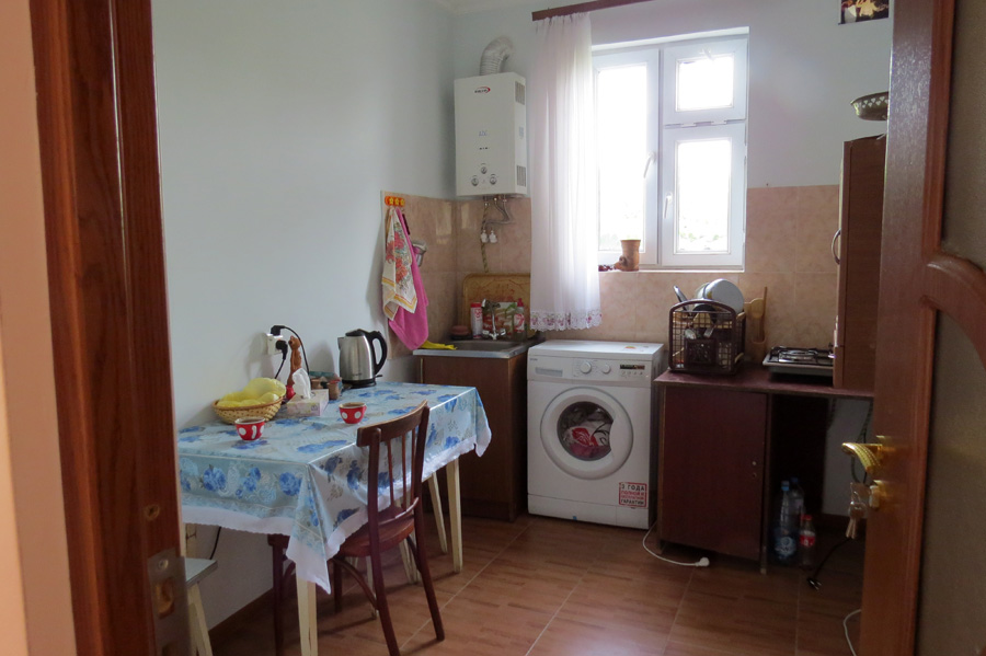 Кухня, гдке можно позавтракать, пообедать, самому приготовить, постирать одежду. Слева находится холодильник. Кухня, гдке можно позавтракать, пообедать, самому приготовить, постирать одежду. Слева находится холодильник.