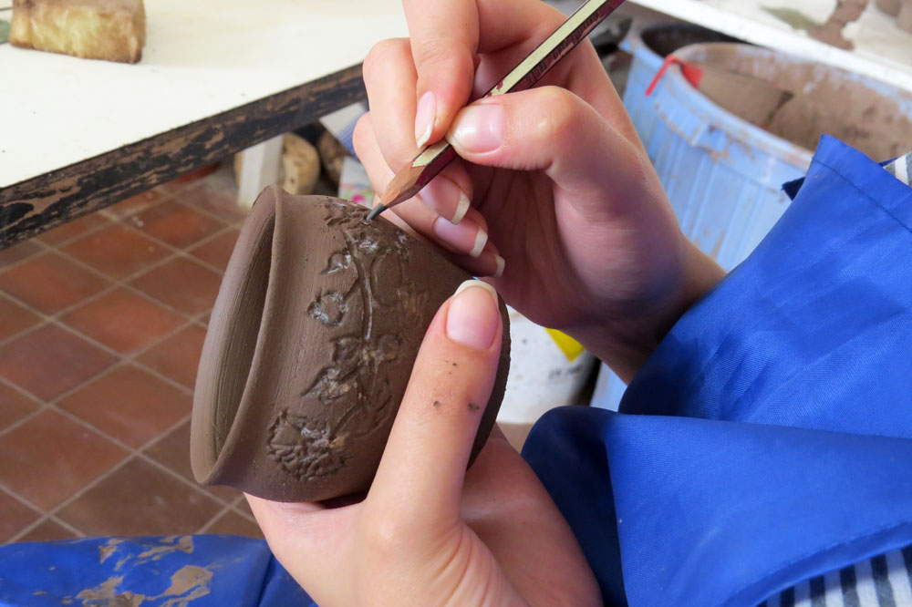 Татев наносит орнамент на глиняную чашу. Татев наносит орнамент на глиняную чашу.