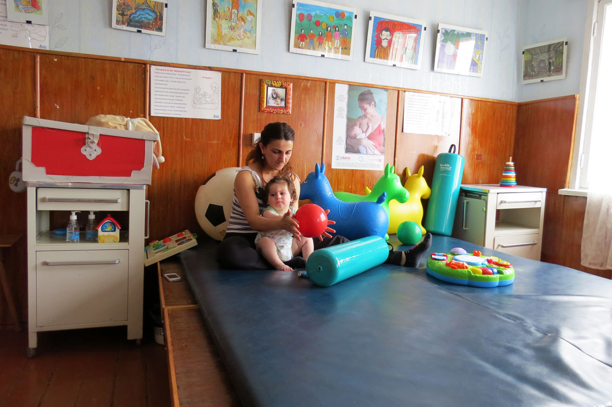 Диана Мамунц Работает с малышкой по методу Бобата Диана Мамунц Работает с малышкой по методу Бобата