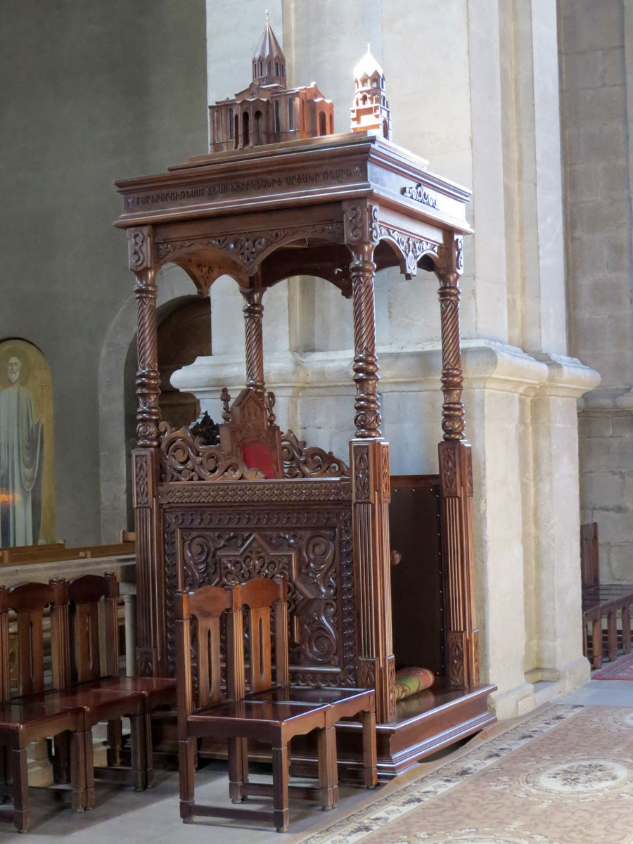 Место, где сидит архиепископ Мартиросян- глава Арцахской епархии ААЦ.