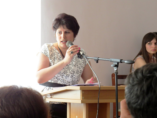 Ведущая мероприятия, преподаватель средней школы Меланья Саркисян приглашает команды.