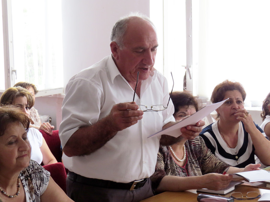 Наконец, председатель жюри Алёша Габриелян называет команду, занявшую 1 место - команда 