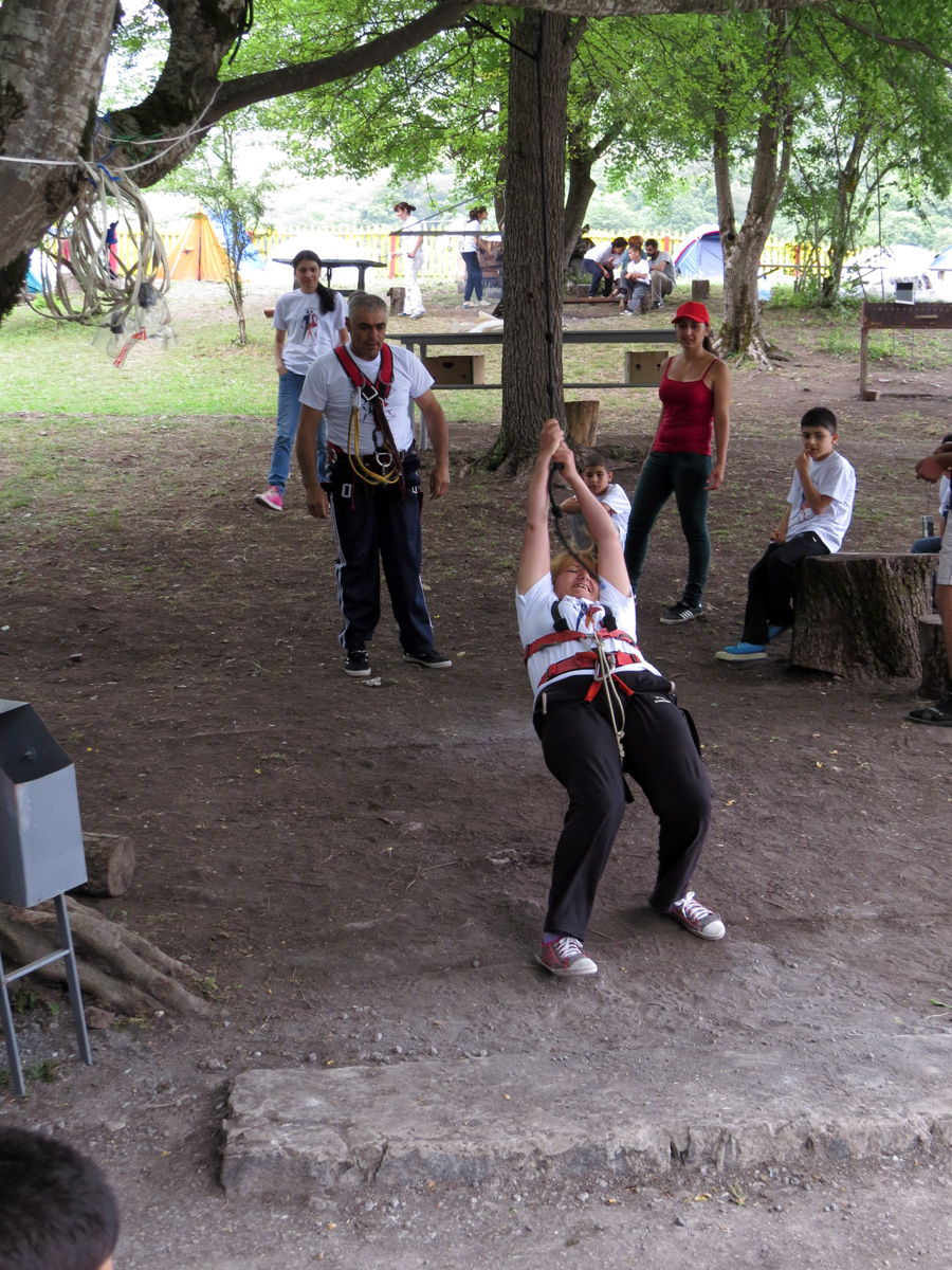 Команда Давид из Гадрута проходит препятствие Маятник.
