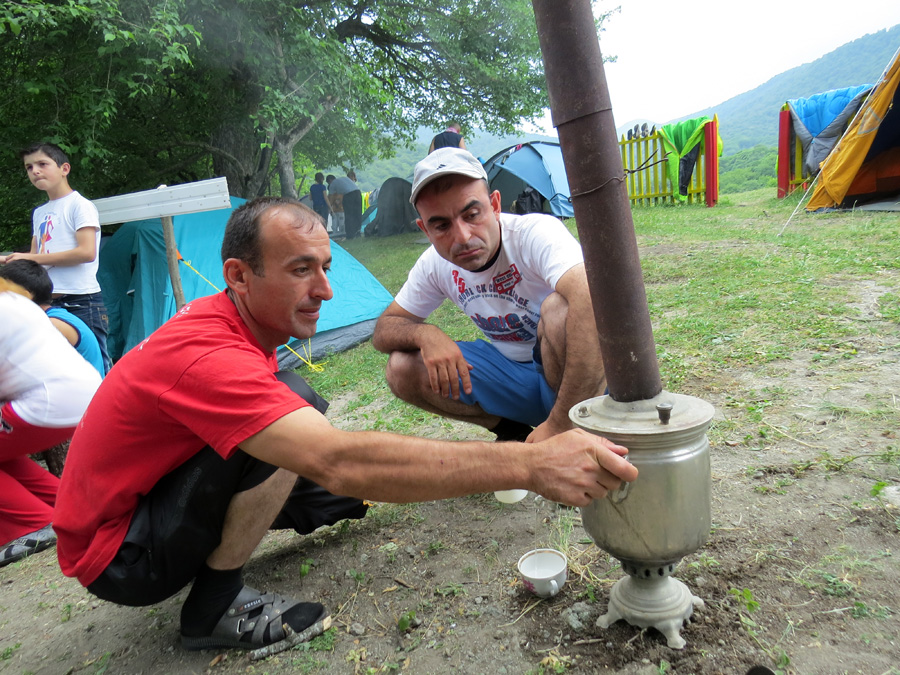 Утром приятно выпить чай из самовара с травами.