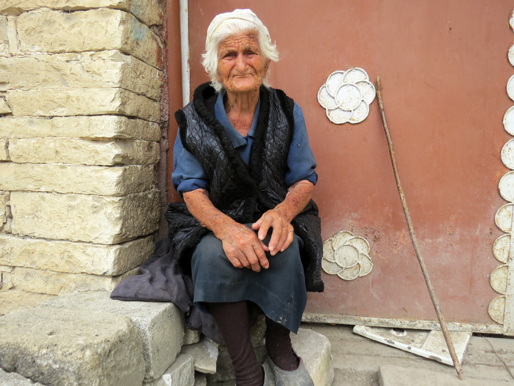 Бабушка Шушаник, 1914 года рождения, бывший педагог русского языка и литературы