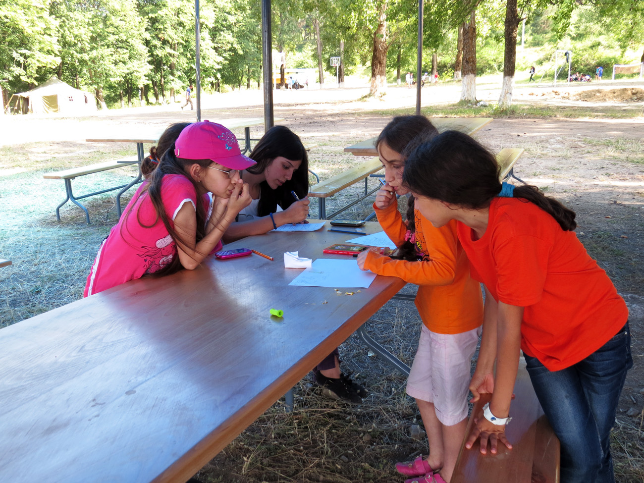 Шушан помогает детям рисовать, возится с ними.