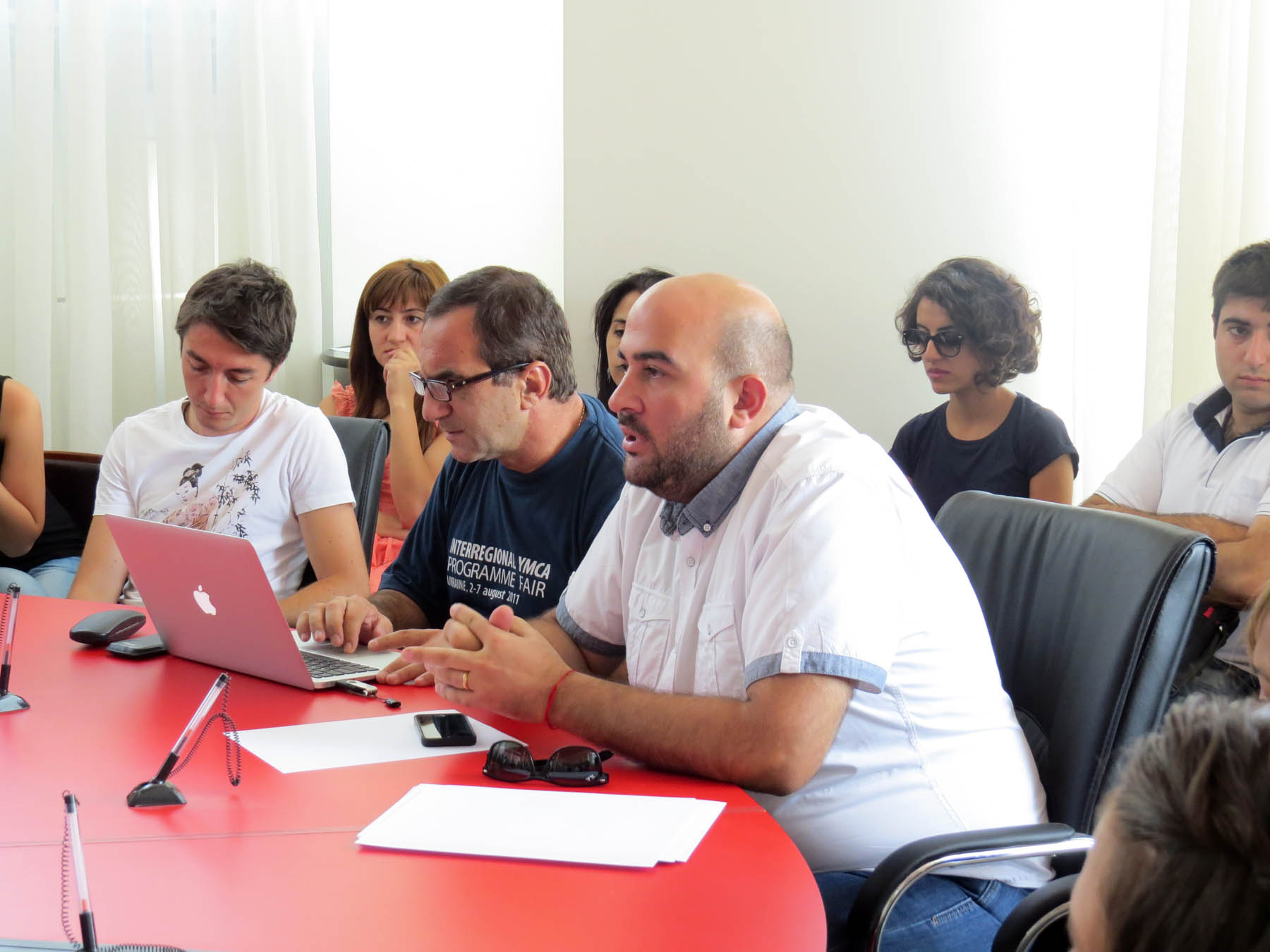 Встречу с НПО открывает Давид Мелкумян (слева), рядом с ним Вардан Амбарцумян, исполнительный секретарь в УМСА Европы. Встречу с НПО открывает Давид Мелкумян (слева), рядом с ним Вардан Амбарцумян, исполнительный секретарь в УМСА Европы.