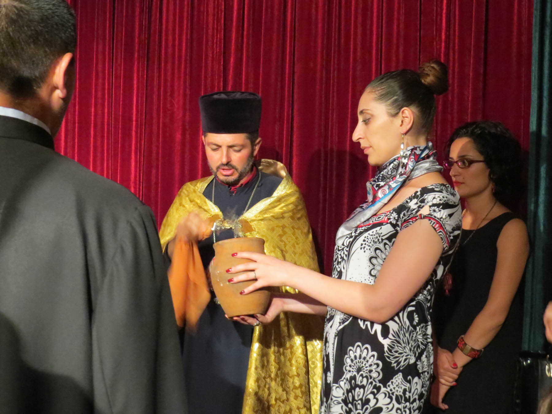 Тер Андриас освещает сцену Святой водой. Тер Андриас освещает сцену Святой водой.