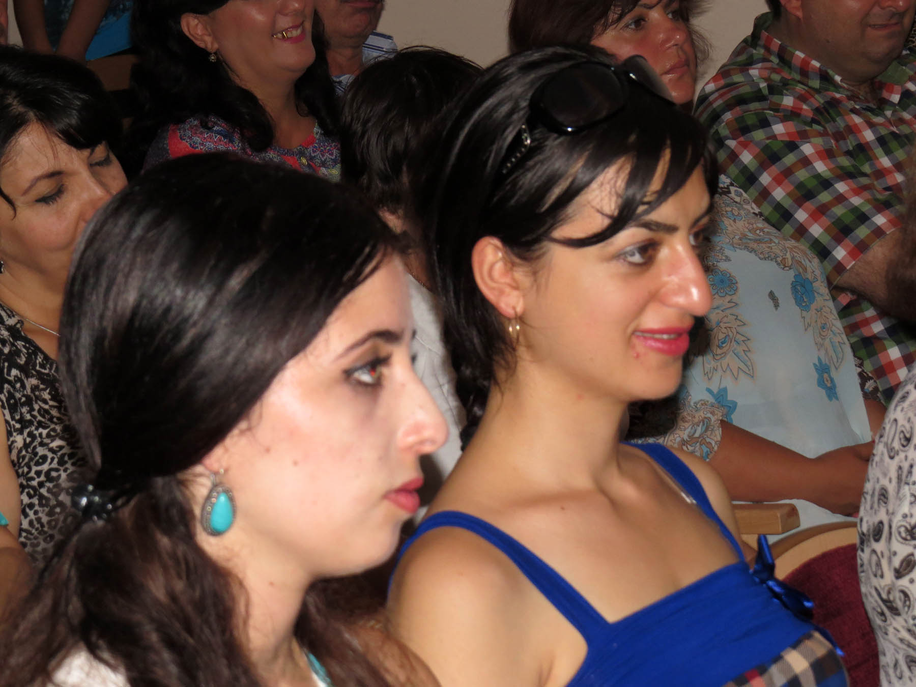 Происходящее на сцене интересно и взрослым. Происходящее на сцене интересно и взрослым.