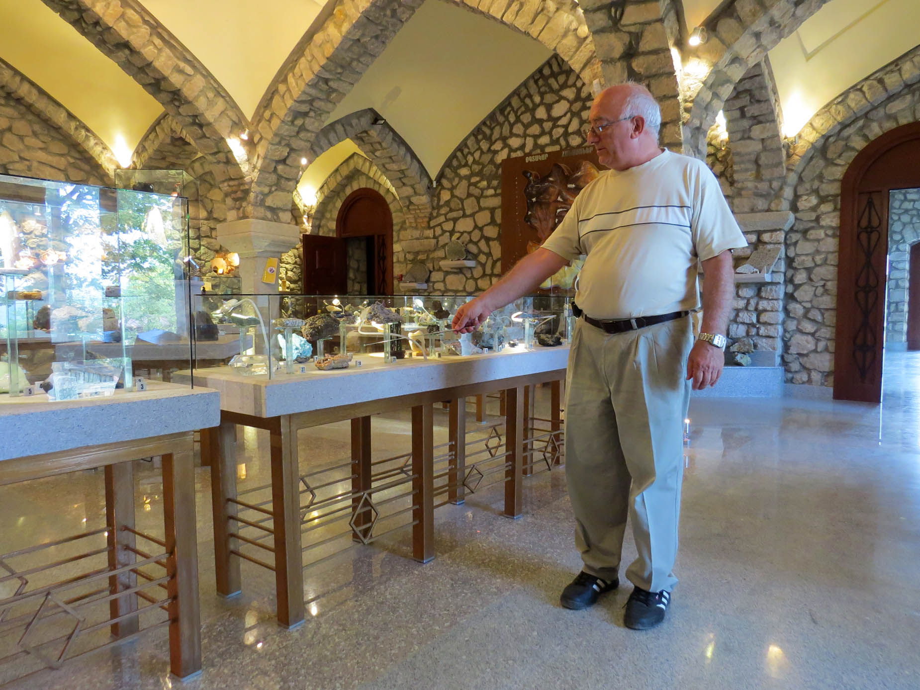 Юрий Аракелян, кандидат географических наук показывает мне экспонаты и объясняет...