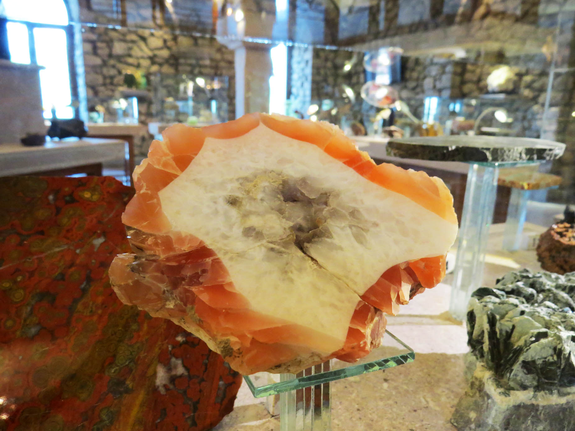 Камень Сердолик, распространена в Нагорном Карабахе, считается полудрагоценным камнем. В античные времена его использовали как украшение.