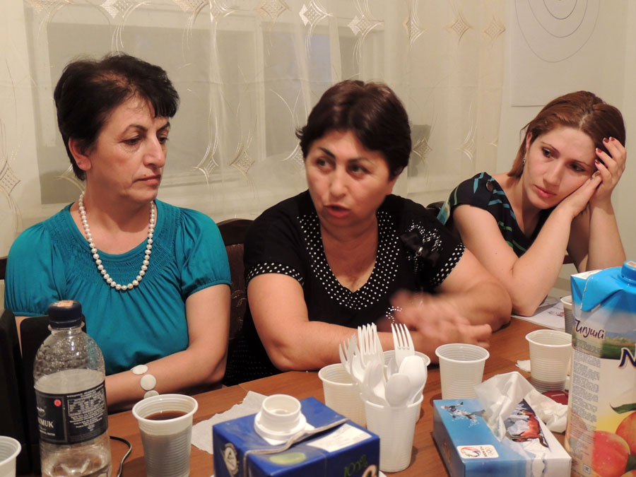 Кнар Бадалян (в середине): "... для улучшения внутренней ситуации необходимо углубление демократии, ибо развитие демократических институтов в сторонах конфликта содействовало бы урегулированию конфликта".