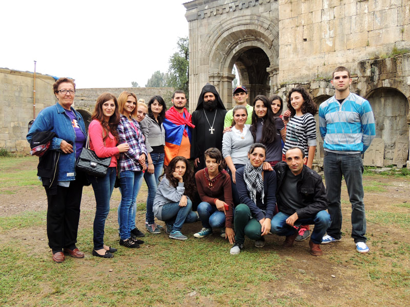 Фото на память с Айр Микаэлом, настоятелем монастыря. Фото на память с Айр Микаэлом, настоятелем монастыря.