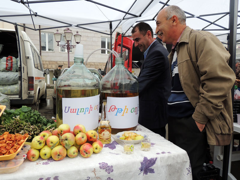 Водка тутовая и кизиловая с.Шехер Мартунинского района. Можно попробовать бесплатно и закусить дольками яблока. :-)