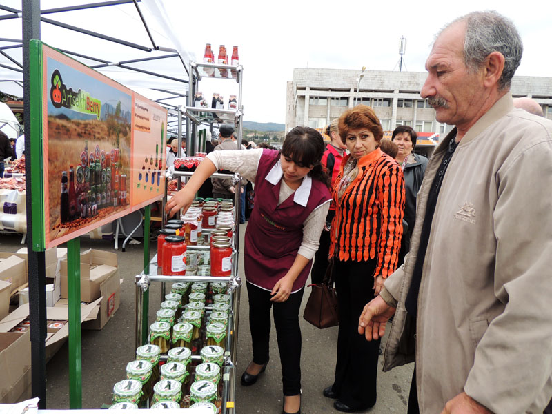 Люди с удовольствием покупают продукцию 