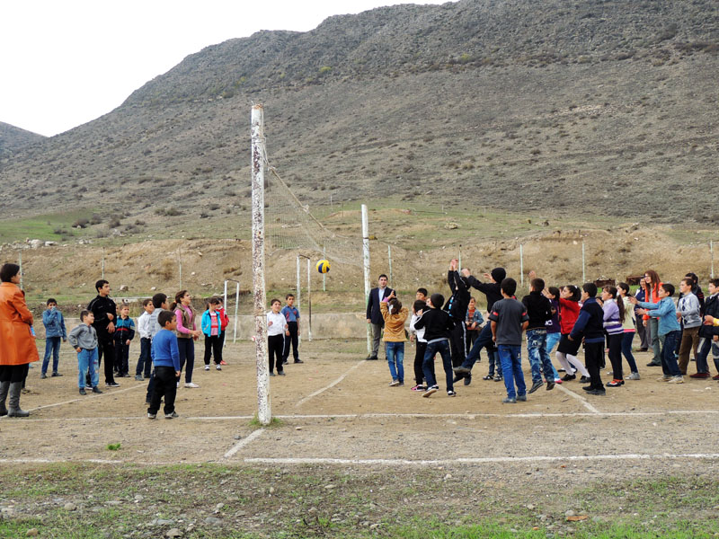 Игра в волейбол - обучение детей командности и навыкам лидерства. Игра в волейбол - обучение детей командности и навыкам лидерства.