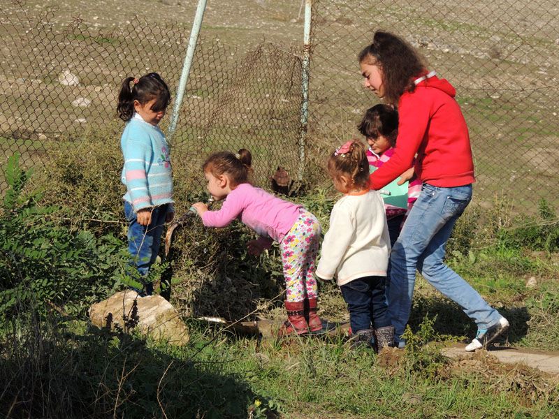 Пока взрослые заняты, детишки побежали попить холодной воды из-под крана. Пока взрослые заняты, детишки побежали попить холодной воды из-под крана.